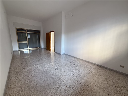 Locale Categoria Catastale A/10. Piano Terra, Ingresso Indipendente.